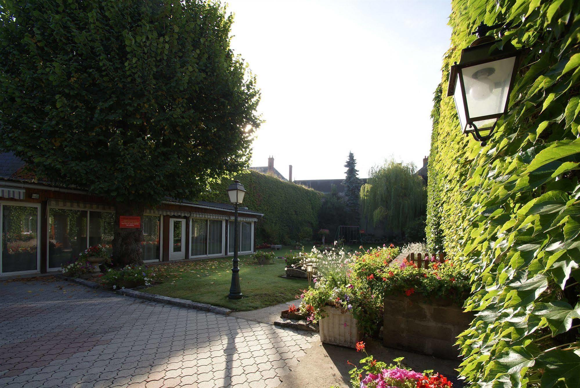 Le Beaugency Hotel Екстериор снимка